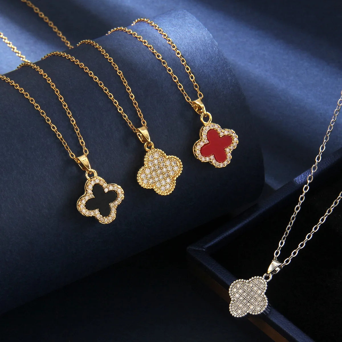 Collier Trèfle Raffiné Acier Inoxydable Plaqué Or 18K